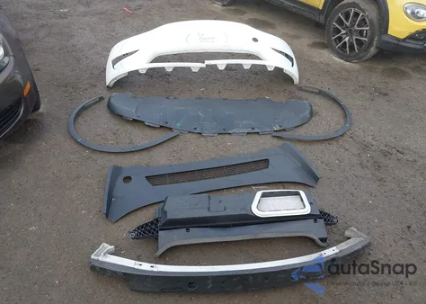 2024 Tesla Model Y Long Range Dual Motor All-Wheel Drive z USA, uszkodzony, nr VIN 7SAYGDEE5RF206099